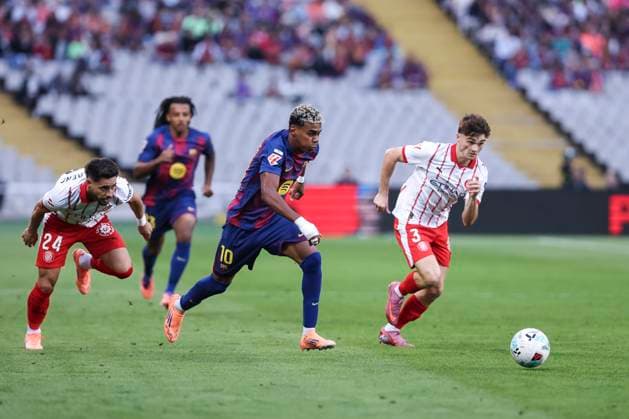 October 18, 2025, Barcelona, Barcelona, SPAIN: Lamine Yamal of FC Barcelona, Barca in action during the Spanish league, La Liga EA Sports, football match played between FC Barcelona and Girona FC at Estadi Olimpic Lluis Companys on October 18, 2025 in Barcelona, Spain. Barcelona SPAIN - ZUMAa181 20251018_zaa_a181_092 Copyright: xJavierxBorregox