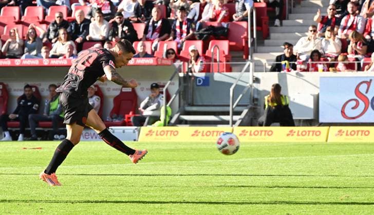 18 10 2025, xjrdrx, Fussball 1 Bundesliga, FSV Mainz 05 Bayer 04 Leverkusen v l Alejandro Grimaldo Bayer Leverkusen Goal scored, scored the goal to 1 3 DFL DFB REGULATIONS PROHIBIT ANY USE OF PHOTOGRAPHS as IMAGE SEQUENCES and or QUASI VIDEO Mainz