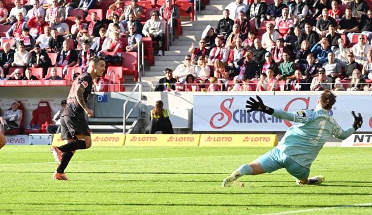18 10 2025, xjrdrx, Fussball 1 Bundesliga, FSV Mainz 05 Bayer 04 Leverkusen v l Alejandro Grimaldo Bayer Leverkusen Goal scored, scores the goal to 1 3, Lasse Rieß FSV Mainz 05 DFL DFB REGULATIONS PROHIBIT ANY USE OF PHOTOGRAPHS as IMAGE SEQUENCES and or QUASI VIDEO Mainz