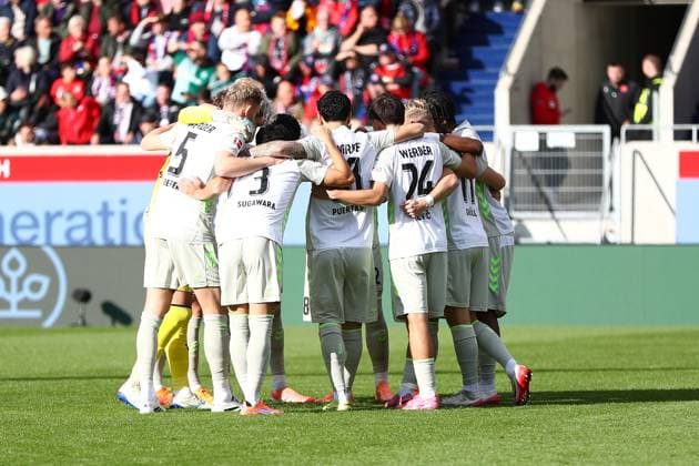 18 10 2025, xmohx, Soccer 1 Bundesliga, 1 FC Heidenheim SV Werder Bremen v l Teamkreis Bremen DFL DFB REGULATIONS PROHIBIT ANY USE OF PHOTOGRAPHS as IMAGE SEQUENCES and or QUASI VIDEO Heidenheim