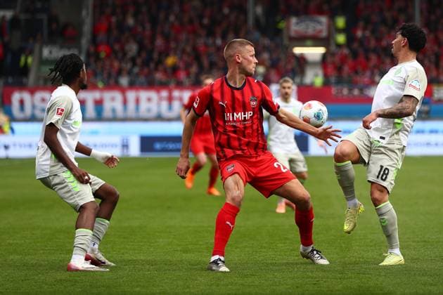 18 10 2025, xmohx, Soccer 1 Bundesliga, 1 FC Heidenheim SV Werder Bremen v l Andreas Beck 1 FC Heidenheim Cameron Puertas SV Werder Bremen Zweikampf, Aktion, action, battle for the ball DFL DFB REGULATIONS PROHIBIT ANY USE OF PHOTOGRAPHS as IMAGE SEQUENCES and or QUASI VIDEO Heidenheim