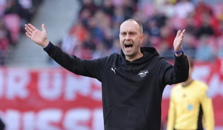 Coach Ole Werner pointing, gesticulating action upper body Sport Football Soccer DFL Bundesliga Men 7 Matchday Season 2025 2026 18 10 2025 Rasen Ballsport RB Leipzig RBL vs Hamburger SV HSV at RedBull Arena DFL regulations prohibit any use of photographs as image sequences and or quasi video