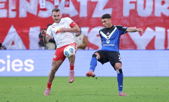 David Raum, William Mikelbrencis duel Match scene Action Sport Football Soccer DFL Bundesliga Men 7 Matchday Season 2025 2026 18 10 2025 Rasen Ballsport RB Leipzig RBL vs Hamburger SV HSV in der RedBull Arena DFL regulations prohibit any use of photographs as image sequences and or quasi video
