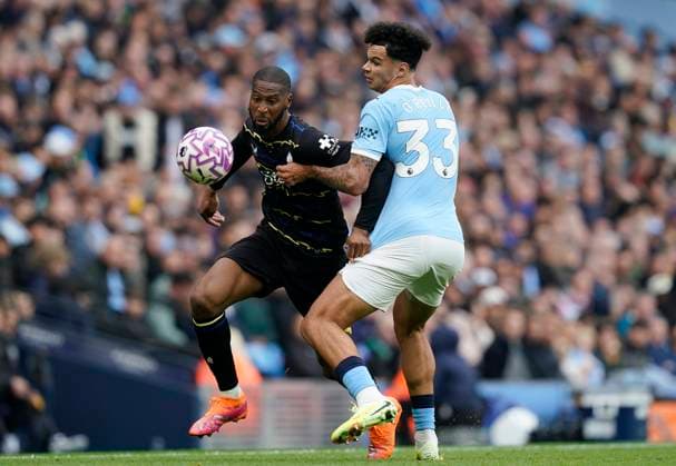 Manchester, England, 18th October 2025. Beto of Everton (L) is challenged by Nico O™Reilly of Manchester City during the Manchester City vs Everton Premier League match at the Etihad Stadium, Manchester. Picture credit should read: Andrew Yates Sportimage EDITORIAL USE ONLY. No use with unauthorised audio, video, data, fixture lists, club league logos or live services. Online in-match use limited to 120 images, no video emulation. No use in betting, games or single club league player publications. SPI_017_AY_MAN_CITY_EVERTON SPI-4220-0017