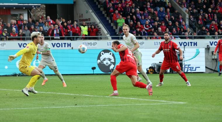 18 10 25 1 FC Heidenheim SV Werder Bremen Germany, Heidenheim, 18 10 2025, Football, Season 2025 2026, Bundesliga, 1 FC Heidenheim SV Werder Bremen v l Mio Backhaus SV Werder Bremen , Jonas Föhrenbach 1 FC Heidenheim Goal 2 2 Föhrenbach