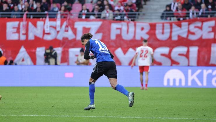 Substitution Yussuf Poulsen Sport Soccer Football DFL Bundesliga Men 7 Matchday Season 2025 2026 18 10 2025 Rasen Ballsport RB Leipzig RBL vs Hamburger SV HSV at RedBull Arena DFL regulations prohibit any use of photographs as image sequences and or quasi video