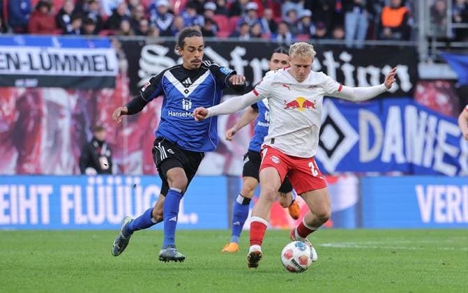Yussuf Poulsen, Xaver Schlager duel Match scene Action Sport Football Soccer DFL Bundesliga Men 7 Matchday Season 2025 2026 18 10 2025 Rasen Ballsport RB Leipzig RBL vs Hamburger SV HSV in der RedBull Arena DFL regulations prohibit any use of photographs as image sequences and or quasi video