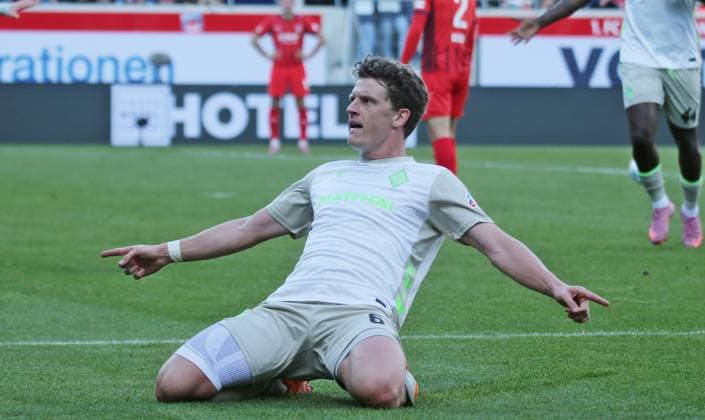 18 10 2025, xmohx, Soccer 1 Bundesliga, 1 FC Heidenheim SV Werder Bremen v l Bremen celebrates the 1 2 by Jens Stage DFL DFB REGULATIONS PROHIBIT ANY USE OF PHOTOGRAPHS as IMAGE SEQUENCES and or QUASI VIDEO Heidenheim