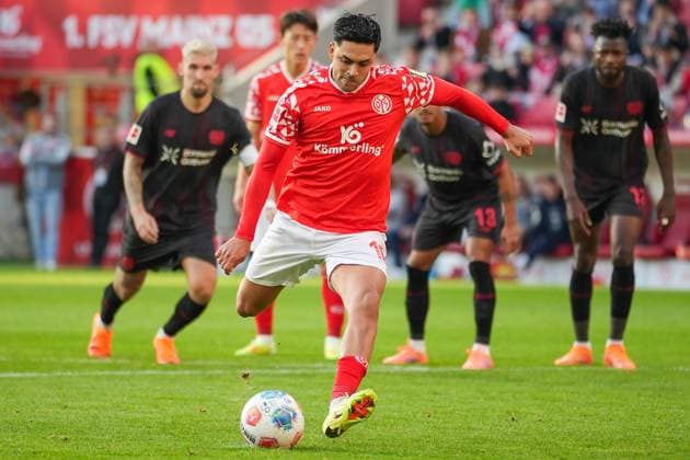Soccer Bundesliga, Matchday 7, 1 FSV Mainz 05 Bayer 04 Leverkusen on 18 10 2025 in Mainz MEWA ARENA , Germany, Season 2025 2026 DFL REGULATIONS PROHIBIT ANY USE OF PHOTOGRAPHS AS IMAGE SEQUENCES AND OR QUASI VIDEO Nadiem Amiri 10, FSV takes the penalty Mainz MEWA ARENA Germany Copyright: xChristophxKinzingerx