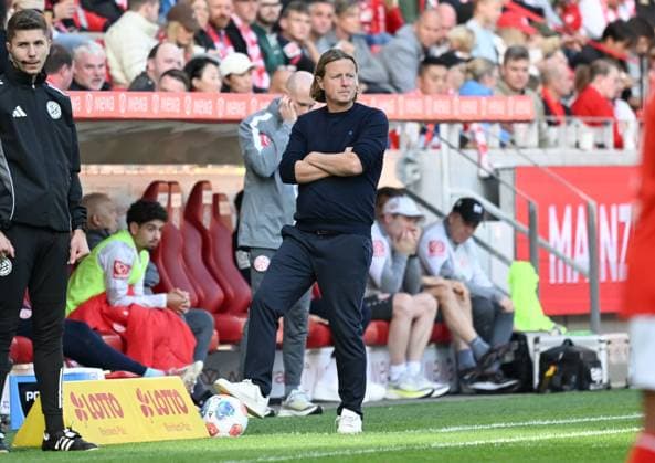 18 10 2025, xsltx, Soccer 1 Bundesliga, FSV Mainz 05 Bayer 04 Leverkusen v l Bo Henriksen Head Coach 1 FSV Mainz 05 DFL DFB REGULATIONS PROHIBIT ANY USE OF PHOTOGRAPHS as IMAGE SEQUENCES and or QUASI VIDEO