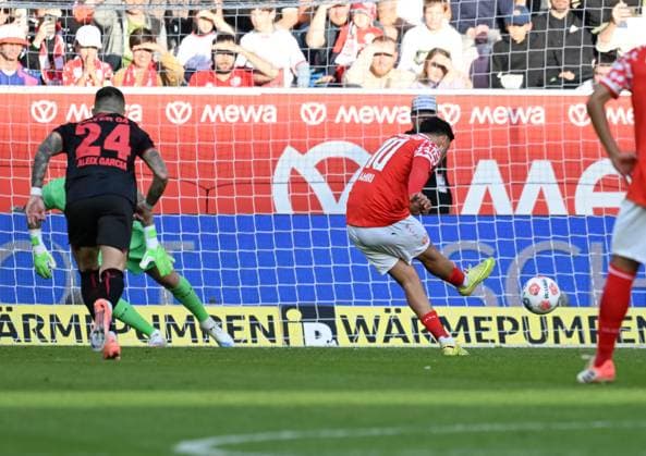 18 10 2025, xsltx, Fußball 1 Bundesliga, FSV Mainz 05 Bayer 04 Leverkusen v re Nadiem Amiri 1 FSV Mainz 05 converts a penalty kick safely after a foul on Phillipp Mwene 1 FSV Mainz 05, Mark Flekken Bayer 04 Leverkusen loses out DFL DFB REGULATIONS PROHIBIT ANY USE OF PHOTOGRAPHS as IMAGE SEQUENCES and or QUASI VIDEO