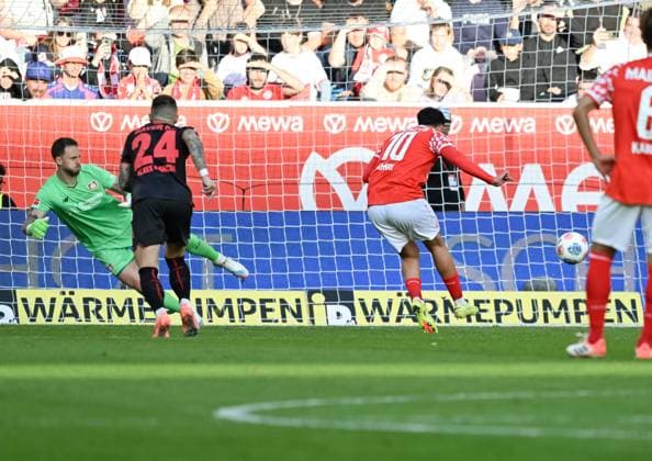 18 10 2025, xsltx, Fußball 1 Bundesliga, FSV Mainz 05 Bayer 04 Leverkusen v re Nadiem Amiri 1 FSV Mainz 05 converts a penalty kick safely after a foul on Phillipp Mwene 1 FSV Mainz 05, Mark Flekken Bayer 04 Leverkusen loses out DFL DFB REGULATIONS PROHIBIT ANY USE OF PHOTOGRAPHS as IMAGE SEQUENCES and or QUASI VIDEO