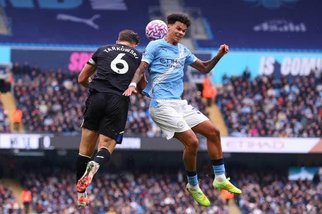 Manchester City v Everton, Premier League James Tarkowski of Everton and Nico O Reilly of Manchester City to for the ball during the Manchester City v Everton Premier League match at the Etihad Stadium, Manchester, England on 18 October 2025 Credit: Ryan Crockett Every Second Media Editorial use only. All images are copyright Every Second Media Limited. No images may be reproduced without prior permission. All rights reserved. Premier League and Football League images are subject to licensing agreements with Football DataCo Limited. see https: www.football-dataco.com Copyright: xIMAGO EveryxSecondxMediax ESM-1625-0063 RyanxCrockettx xEveryxSecondxMediax