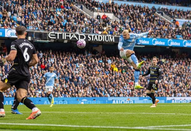 Football - FA Premier League - Manchester City FC v Everton FC MANCHESTER, ENGLAND - Saturday, October 18, 2025: Manchester City s Erling Haaland scores the first goal with a header during the FA Premier League match between Manchester City FC and Everton FC at the City of Manchester Stadium. (Photo by David Rawcliffe Propaganda) MANCHESTER City of Manchester Stadium GREATER MANCHESTER ENGLAND  Copyright: xDavidxRawcliffex P2025-10-18-Man_City_Everton-25