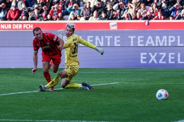 Jonas Foehrenbach 19 1FC Heidenheim 1846 with the 2 2, overcomes Mio Backhaus 30 SV Werder Bremen , 1 FC Heidenheim 1846 vs SV Werder Bremen, DFL, Bundesliga, Saison 2025 2026, Voith Arena, Hinrunde, 7 Spieltag, 18 10 2025 DFB regulations prohibit any use of photographs as image sequences and or quasi video Heidenheim Baden Wuerttemberg Germany Copyright: xkolbert-press MartinxAgüerax