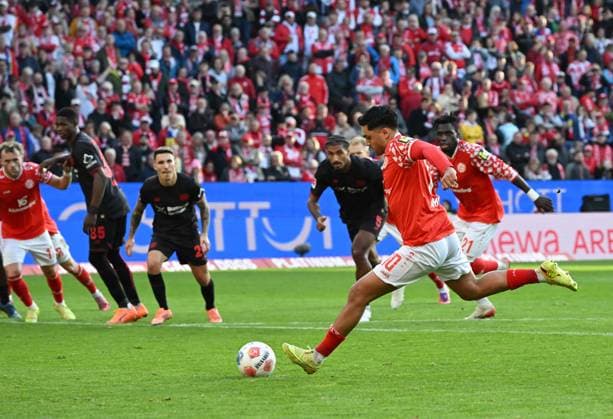18 10 2025, xjrdrx, Soccer 1 Bundesliga, FSV Mainz 05 Bayer 04 Leverkusen v l Nadiem Amiri FSV Mainz 05 Goal scored, scored the goal to 2 3 Penalty, penalty kick, penalty shootout DFL DFB REGULATIONS PROHIBIT ANY USE OF PHOTOGRAPHS as IMAGE SEQUENCES and or QUASI VIDEO Mainz