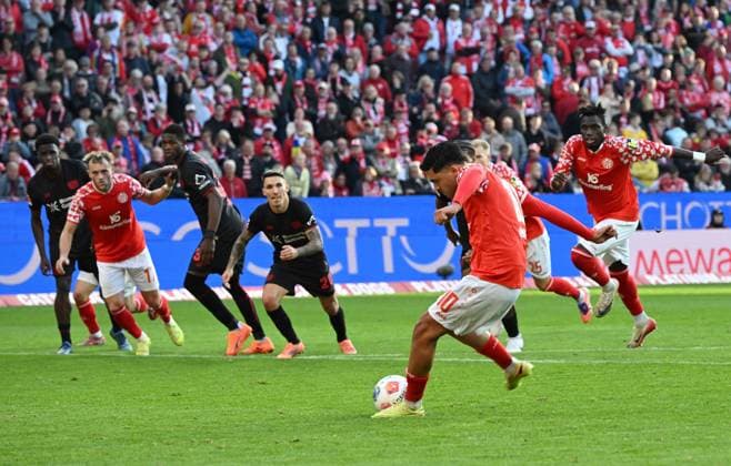 18 10 2025, xjrdrx, Soccer 1 Bundesliga, FSV Mainz 05 Bayer 04 Leverkusen v l Nadiem Amiri FSV Mainz 05 Goal scored, scored the goal to 2 3 penalty, penalty kick, DFL DFB REGULATIONS PROHIBIT ANY USE OF PHOTOGRAPHS as IMAGE SEQUENCES and or QUASI VIDEO Mainz