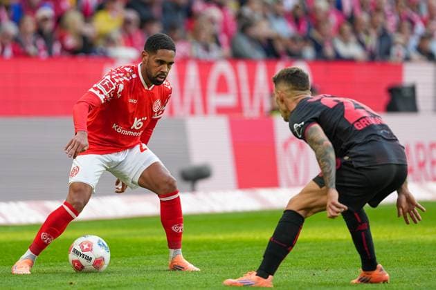 Soccer Bundesliga, Matchday 7, 1 FSV Mainz 05 Bayer 04 Leverkusen on 18 10 2025 in Mainz MEWA ARENA , Germany, Season 2025 2026 DFL REGULATIONS PROHIBIT ANY USE OF PHOTOGRAPHS AS IMAGE SEQUENCES AND OR QUASI VIDEO Phillipp Mwene 2, FSV in duel with Alejandro Grimaldo 20, LEV Mainz MEWA ARENA Germany Copyright: xChristophxKinzingerx