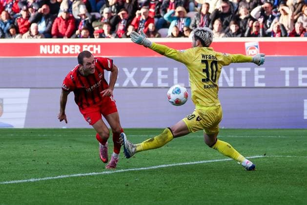 Jonas Foehrenbach 19 1FC Heidenheim 1846 with the 2 2, overcomes Mio Backhaus 30 SV Werder Bremen , 1 FC Heidenheim 1846 vs SV Werder Bremen, DFL, Bundesliga, Saison 2025 2026, Voith Arena, Hinrunde, 7 Spieltag, 18 10 2025 DFB regulations prohibit any use of photographs as image sequences and or quasi video Heidenheim Baden Wuerttemberg Germany Copyright: xkolbert-press MartinxAgüerax