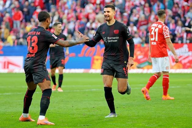 Mainz, Germany 18 October 2025 1 BL 2025 2026 FSV Mainz 05 vs Bayer 04 Leverkusen In the picture from left iArthur Leverkusen and scorer Martin Terrier Leverkusen are happy about the goal for the 2 4 DFL regulations prohibit any use of photographs as image sequences and or quasi video Mewa Arena Rheinland Pfalz Copyright: xFotostandx xRacochax
