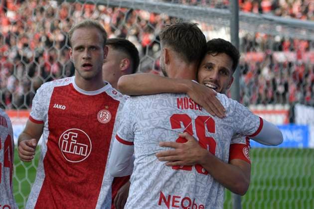 Ahmet Arslan Essen 6 cheers with the team after scoring the 1 0 goal 18 10 2025 Soccer Rot Weiss Essen vs Victoria Koeln, Stadion Essen, Essen, DFB DFL REGULATIONS PROHIBIT ANY USE OF PHOTOGRAPHS AS IMAGE SEQUENCES AND OR QUASI VIDEO Copyright: xpepphotox xSaschaxWeizx pep00321, pep_20251018_hm_22011