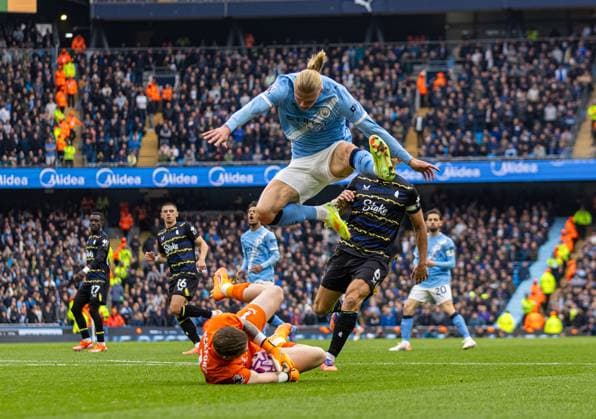 Football - FA Premier League - Manchester City FC v Everton FC MANCHESTER, ENGLAND - Saturday, October 18, 2025: Manchester City s Erling Haaland jumps over Everton s goalkeeper Jordan Pickford during the FA Premier League match between Manchester City FC and Everton FC at the City of Manchester Stadium. (Photo by David Rawcliffe Propaganda) MANCHESTER City of Manchester Stadium GREATER MANCHESTER ENGLAND  Copyright: xDavidxRawcliffex P2025-10-18-Man_City_Everton-39