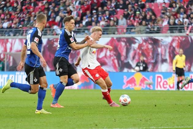 RB Leipzig vs Hamburger SV, 18 10 2025 LEIPZIG, GERMANY OCTOBER 18 Nicolai Remberg 21, Hamburger SV vs Conrad Harder 11, RB Leipzig during the Bundesliga match between RB Leipzig vs Hamburger SV at Red Bull Arena on matchday 7 of the 1 Bundesliga on October 18, 2025 in Leipzig, Germany DFL REGULATIONS PROHIBIT ANY USE OF PHOTOGRAPHS AS IMAGE SEQUENCES AND OR QUASI VIDEO Copyright: xBEAUTIFULxSPORTS JanxKaeferx