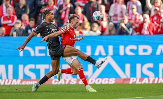 DEU, Mainz, FSV Mainz 05 vs Bayer Leverkusen, Bundesliga, DFB, MEWA Arena, Matchday 7, in the picture from left to right Loïc Badï Bayer Leverkusen 5 , Benedict Hollerbach Mainz 05 17 in a duel DFB DFL REGULATIONS PROHIBIT ANY USE OF PHOTOGRAPHS AS IMAGE SEQUENCES AND OR QUASI VIDEO, 18 10 2025 Copyright: HMBxMedia HendrikxHamelau