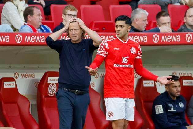 Bo Henriksen 1 FSV Mainz, Coach and Nadiem Amiri 1 FSV Mainz, 10 , Germany, Football, 1 Bundesliga, 7 Matchday, 2025 2026, 1 FSV Mainz vs Bayer 04 Leverkusen, 18 10 2025, Mewa Arena, Mainz, Germany Mainz Mewa Arena Rheinland Pfalz Germany Copyright: xGrantxHubbsx