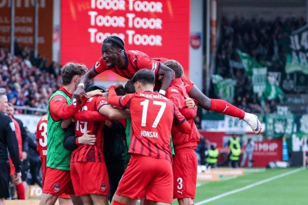 Goal celebration of the team 1FC Heidenheim 1846 after the 2 2, with Omar Traore 23 1FC Heidenheim 1846 , 1 FC Heidenheim 1846 vs SV Werder Bremen, DFL, Bundesliga, Saison 2025 2026, Voith Arena, Hinrunde, 7 Spieltag, 18 10 2025 DFB regulations prohibit any use of photographs as image sequences and or quasi video Heidenheim Baden Wuerttemberg Germany Copyright: xkolbert-press MartinxAgüerax