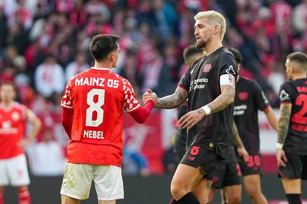 Soccer Bundesliga, Matchday 7, 1 FSV Mainz 05 Bayer 04 Leverkusen on 18 10 2025 in Mainz MEWA ARENA , Germany, Season 2025 2026 DFL REGULATIONS PROHIBIT ANY USE OF PHOTOGRAPHS AS IMAGE SEQUENCES AND OR QUASI VIDEO Handshake between Paul Nebel 8, FSV and Robert Andrich 8, LEV Mainz MEWA ARENA Germany Copyright: xChristophxKinzingerx