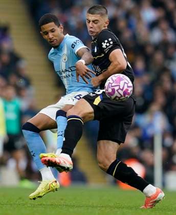 Manchester, England, 18th October 2025. Savio of Manchester City (L) is challenged by of Everton during the Manchester City vs Everton Premier League match at the Etihad Stadium, Manchester. Picture credit should read: Andrew Yates Sportimage EDITORIAL USE ONLY. No use with unauthorised audio, video, data, fixture lists, club league logos or live services. Online in-match use limited to 120 images, no video emulation. No use in betting, games or single club league player publications. SPI_021_AY_MAN_CITY_EVERTON SPI-4220-0021