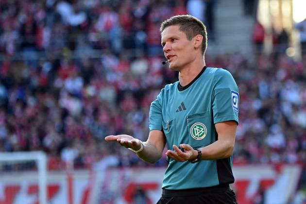 18 10 2025, xjrdrx, Soccer 1 Bundesliga, FSV Mainz 05 Bayer 04 Leverkusen v l Referee Florian Exner Münster gives instructions DFL DFB REGULATIONS PROHIBIT ANY USE OF PHOTOGRAPHS as IMAGE SEQUENCES and or QUASI VIDEO Mainz