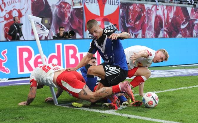 Immanuel Pherai, David Raum, Fabio Vieira, Conrad Harder duel Match scene Action Sport Soccer Football DFL Bundesliga Men 7 Matchday Season 2025 2026 18 10 2025 Rasen Ballsport RB Leipzig RBL vs Hamburger SV HSV at RedBull Arena DFL regulations prohibit any use of photographs as image sequences and or quasi video