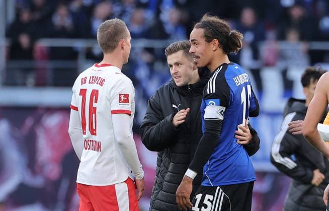 Lukas Klostermann, Christoph Baumgartner clap off with Yussuf Poulsen after the match Sport Football Soccer DFL Bundesliga Herren 7 Spieltag Saison 2025 2026 18 10 2025 Rasen Ballsport RB Leipzig RBL vs Hamburger SV HSV in der RedBull Arena DFL regulations prohibit any use of photographs as image sequences and or quasi video