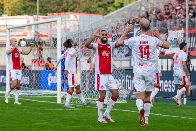 18 10 25, Football 3 Liga, Season 2025 2026, Matchday 11, Rot Weiss Essen Viktoria Koeln at the Hafenstrasse stadium in Essen The Essen players celebrate the 1-0 goal by Ahmet Metin Arslan Rot Weiss Essen, 06 Important note In accordance with the regulations of the DFL German Football League and the DFB German Football Association, it is prohibited to use or have used photographs taken in the stadium or of the match in the form of sequential images or video-like photo series Foto Kirchner Media Thomas Haesler Copyright: xKirchner-Media ThomasxHaeslerx