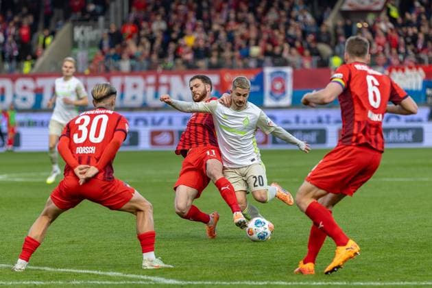 duel between Budu Zivzivadze FC Heidenheim, 11 Romano Schmid SV Werder Bremen, 20 in front Niklas Dorsch FC Heidenheim, 30 Patrick Mainka FC Heidenheim, 06 , GER, 1 FC Heidenheim vs Werder Bremen, Football, Bundesliga, 07 Matchday, Matchday 2025 2026, 18 10 2025, DFL DFB REGULATES PROHIBIT ANY USE OF PHOTOGRAPHS AS IMAGE SEQUENCES AND OR QUASI VIDEO, GER, 1 FC Heidenheim vs Werder Bremen, Football, Bundesliga, 07 Matchday, Matchday 2025 2026, 18 10 2025 Heidenheim Copyright: xEibner-Pressefoto JanixPlessx EP_JPL