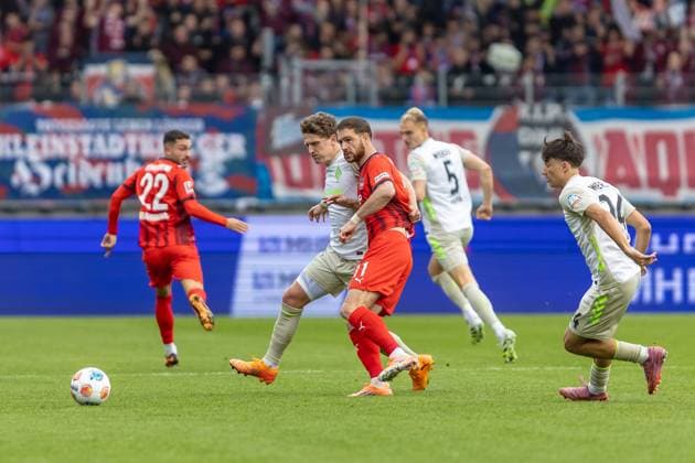 Duel between Jens Stage SV Werder Bremen, 06 Budu Zivzivadze FC Heidenheim, 11 next to Patrice Covic SV Werder Bremen, 24 , GER, 1 FC Heidenheim vs Werder Bremen, Football, Bundesliga, Matchday 07, Season 2025 2026, 18 10 2025, DFL DFB REGULATES PROHIBIT ANY USE OF PHOTOGRAPHS AS IMAGE SEQUENCES AND OR QUASI VIDEO, GER, 1 FC Heidenheim vs Werder Bremen, Football, Bundesliga, Matchday 07, Season 2025 2026, 18 10 2025 Heidenheim Copyright: xEibner-Pressefoto JanixPlessx EP_JPL