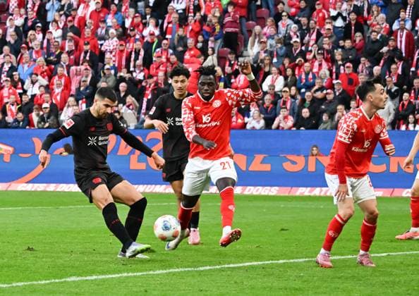 18 10 2025, xsltx, Soccer 1 Bundesliga, FSV Mainz 05 Bayer 04 Leverkusen v l Martin Terrier Bayer 04 Leverkusen scores to make it 4 2 for Leverkusen, re Danny da Costa 1 FSV Mainz 05 , Paul Nebel 1 FSV Mainz 05 DFL DFB REGULATIONS PROHIBIT ANY USE OF PHOTOGRAPHS as IMAGE SEQUENCES and or QUASI VIDEO