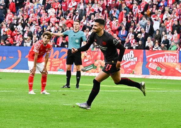 18 10 2025, xsltx, Soccer 1 Bundesliga, FSV Mainz 05 Bayer 04 Leverkusen v l Martin Terrier Bayer 04 Leverkusen celebrates his goal for 4 2, in the background a disappointed Kaishu Sano 1 FSV Mainz 05 , re Dr Florian Exner Referee DFL DFB REGULATIONS PROHIBIT ANY USE OF PHOTOGRAPHS as IMAGE SEQUENCES and or QUASI VIDEO