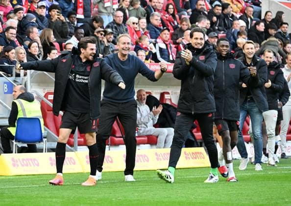 18 10 2025, xsltx, Soccer 1 Bundesliga, FSV Mainz 05 Bayer 04 Leverkusen v l Completely weightless Jonas Hofmann Bayer 04 Leverkusen and Kasper Hjulmand Coach Bayer 04 Leverkusen cheer about the 4 2 of Martin Terrier Bayer 04 Leverkusen not in picture DFL DFB REGULATIONS PROHIBIT ANY USE OF PHOTOGRAPHS as IMAGE SEQUENCES and or QUASI VIDEO