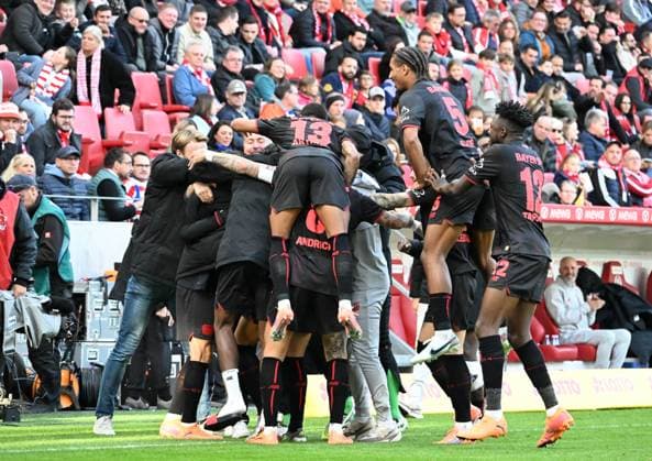 18 10 2025, xsltx, Fußball 1 Bundesliga, FSV Mainz 05 Bayer 04 Leverkusen v l Jubeltraube nach dem 4 2 von Martin Terrier Bayer 04 Leverkusen 11 DFL DFB REGULATIONS PROHIBIT ANY USE OF PHOTOGRAPHS as IMAGE SEQUENCES and or QUASI VIDEO