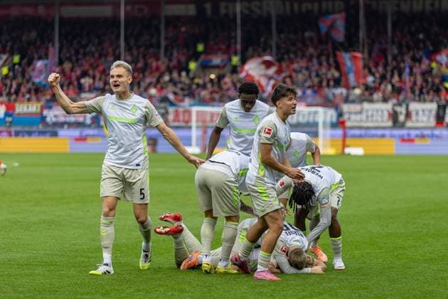 Goal celebration 0 1 Marco Gruell SV Werder Bremen, 17 is buried by team Emotions Amos Pieper SV Werder Bremen, 05 , GER, 1 FC Heidenheim vs Werder Bremen, Football, Bundesliga, 07 Matchday, Season 2025 2026, 18 10 2025, DFL DFB REGULATES PROHIBIT ANY USE OF PHOTOGRAPHS AS IMAGE SEQUENCES AND OR QUASI VIDEO, GER, 1 FC Heidenheim vs Werder Bremen, Football, Bundesliga, Matchday 07, Season 2025 2026, 18 10 2025 Heidenheim Copyright: xEibner-Pressefoto JanixPlessx EP_JPL