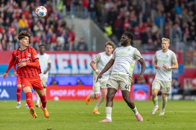 Mathias Honsak FC Heidenheim, 17 and Victor Boniface SV Werder Bremen, 44 look at ball, GER, 1 FC Heidenheim vs Werder Bremen, Football, Bundesliga, Matchday 07, Season 2025 2026, 18 10 2025, DFL DFB REGULATES PROHIBIT ANY USE OF PHOTOGRAPHS AS IMAGE SEQUENCES AND OR QUASI VIDEO, GER, 1 FC Heidenheim vs Werder Bremen, Football, Bundesliga, 07 Matchday, Season 2025 2026, 18 10 2025 Heidenheim Copyright: xEibner-Pressefoto JanixPlessx EP_JPL