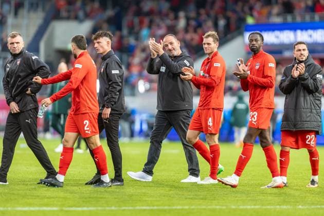 Frank Schmidt FC Heidenheim, head coach is happy with his team about the point after the game Tim Siersleben FC Heidenheim, 04 Omar Haktab Traore FC Heidenheim, 23 Arijon Ibrahimovic FC Heidenheim, 22 applaud, GER, 1 FC Heidenheim vs Werder Bremen, Football, Bundesliga, 07 Matchday, Season 2025 2026, 18 10 2025, DFL DFB REGULATIONS PROHIBIT ANY USE OF PHOTOGRAPHS AS IMAGE SEQUENCES AND OR QUASI VIDEO, GER, 1 FC Heidenheim vs Werder Bremen, Football, Bundesliga, 07 Matchday, Season 2025 2026, 18 10 2025 Heidenheim Copyright: xEibner-Pressefoto JanixPlessx EP_JPL