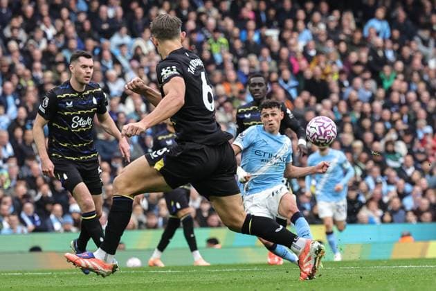 Premier League Manchester City v Everton Phil Foden of Manchester City shoots on goal during the Premier League match Manchester City vs Everton at Etihad Stadium, Manchester, United Kingdom, 18th October 2025 (Photo by Mark Cosgrove News Images) Manchester Etihad Stadium Manchester United, ManU Kingdom Copyright: xMarkxCosgrove NewsxImagesx