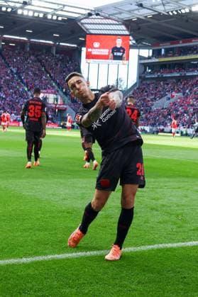 Mainz, Mewa Arena Mainz , 18 10 25, GER, Men, 1 Bundesliga, Season 2025 2026, 1 FSV Mainz 05 Bayer 04 Leverkusen, Alejandro Grimaldo Bayer 04 Leverkusen celebrates since tor zum 0 1 DFB DFL REGULATIONS PROHIBIT ANY USE OF PHOTOGRAPHS AS IMAGE SEQUENCES AND OR QUASI VIDEO Copyright: JoachimxBywaletz xJB-Sportfoto