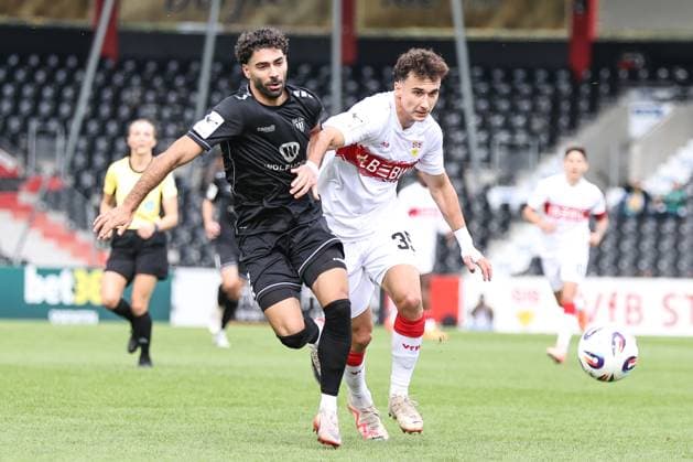 18 10 2025, Football, Men, 11 Matchday Third League Season 2025 2026 VfB Stuttgart II FC Schweinfurt 05 From left Ekin Celebi FC Schweinfurt 05, 11 in a duel against Michael Glück VfB Stuttgart II, 35
