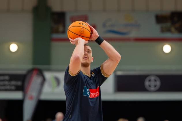 Hendrik Warner Eisbären Bremerhaven,No 31 throws himself in before the game DEU, Leverkusen, 18 10 2025 Basketball, BARMER 2 BAsketball Bundesliga Pro A, Matchday 4, Bayer Giants Leverkusen Eisbären Bremerhaven