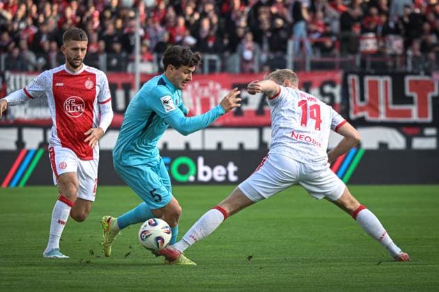 Germany, Football, 3 Liga, Matchday 11, 2025 2026, Rot Weiss Essen vs FC Viktoria Köln, 18 10 2025, Stadion an der Hafenstrasse, Essen, Germany, duel Leonhard Münst FC Viktoria Köln, 5 vs Lucas Brumme Rot Weiss Essen, 14 Copyright: xMarkusxVerwimpx